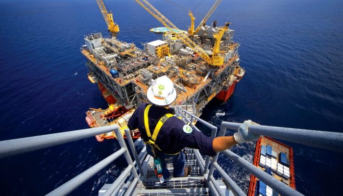 Petróleo sobe com perspectiva de juro menor nos EUA e cessar-fogo incerto na Ucrânia | Finanças