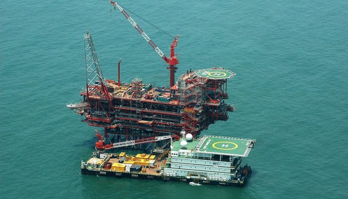 Petróleo tem forte recuo com possível acordo entre EUA e Irã | Finanças