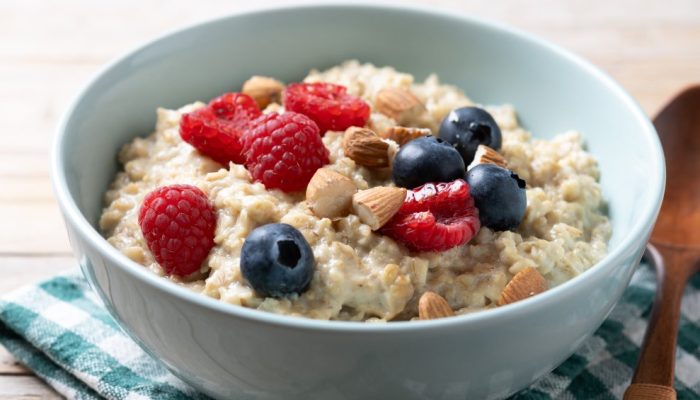 Mingau de aveia engorda? Saiba como incorporar na dieta