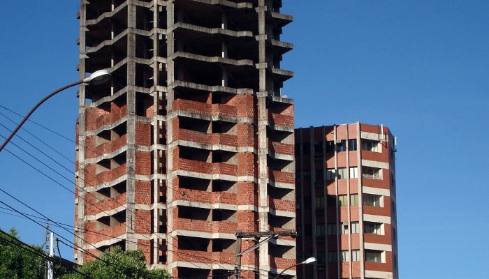 Fragilização do consumidor cria risco de subprime verde-e-amarelo