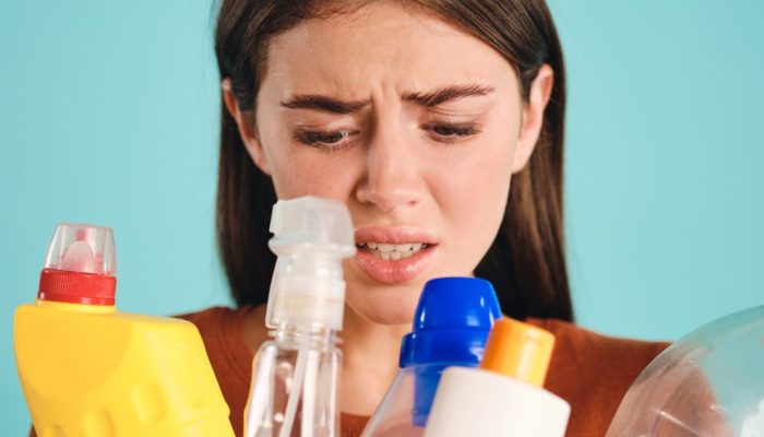 Pode misturar água sanitária e álcool? Mistura caseira traz riscos; entenda