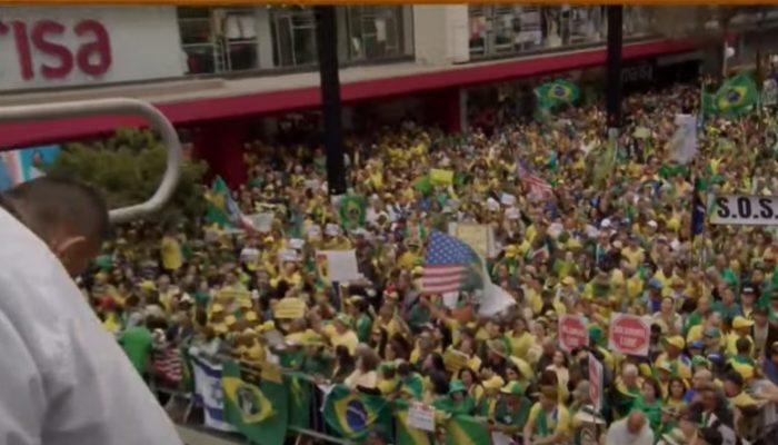 Manifestantes começam a se aglomerar na Av. Paulista em ato por anistia a Bolsonaro