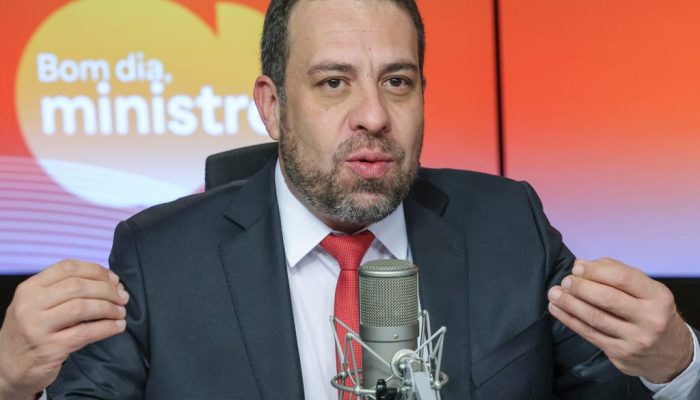mandato de Flávio Bolsonaro no Senado tem que ser cassado