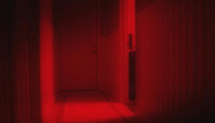 Luz vermelha acalma bebês e crianças? Entend...