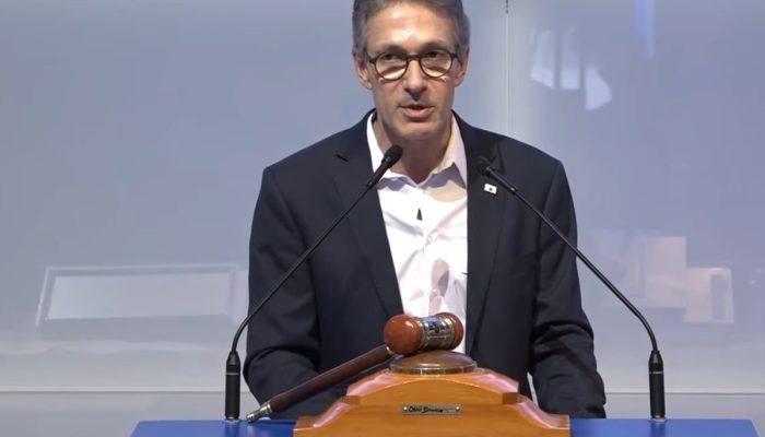 Zema diz que está 'acostumado a comer poeira' e que manterá candidatura à Presidência 'até o fim' | Política