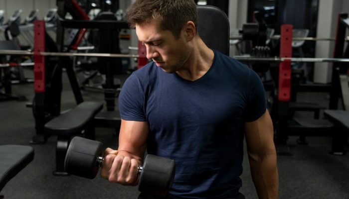 Rosca alternada: para que serve e como fazer o exercício