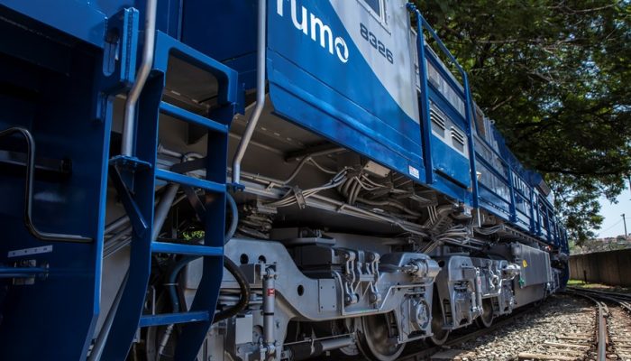 Trem da Rumo com celulose é alvo de fogo no litoral de SP