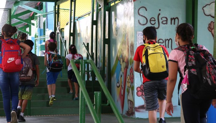 Menos da metade das escolas públicas está ligada à rede de esgoto