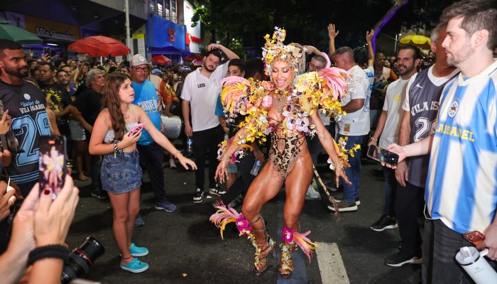 1 de 1Sabrina Sato em ensaio da Vila Isabel: rainha é esperada na Sapucaí neste sábado — Foto: Anderson Bordê/AgNews