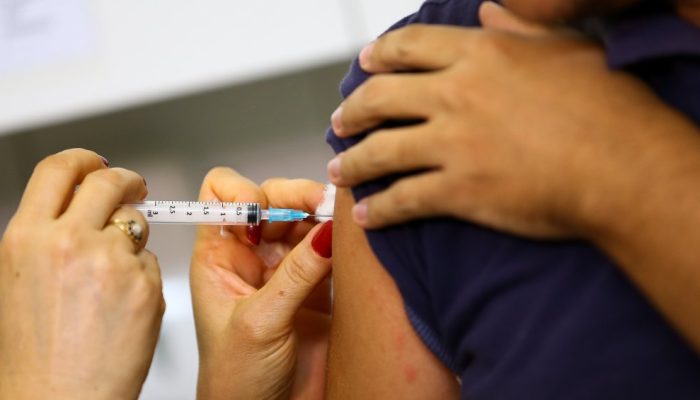Vacina contra vírus da bronquiolite está liberada para alguns adultos 50+