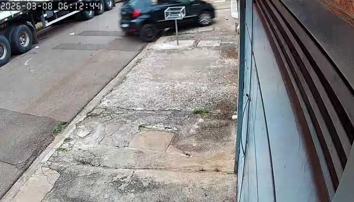 1 de 1Homem jogou o carro contra o portão — Foto: Câmera de monitoramento