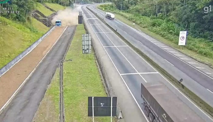 1 de 1VÍDEO: caminhão com pane nos freios utiliza área de escape da BR-277, no litoral do Paraná — Foto: EPR Litoral Pioneiro