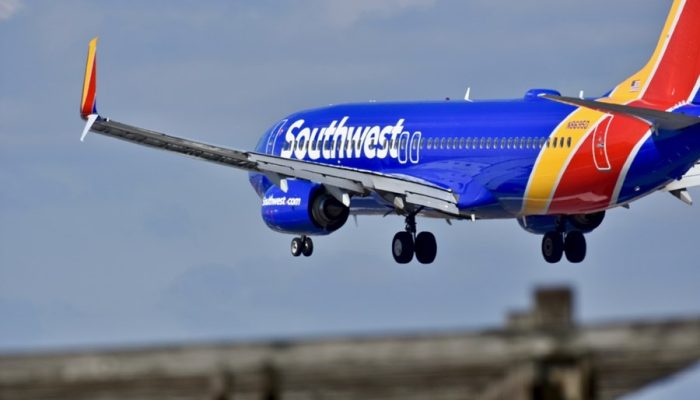 Dois comissários da Southwest ficam feridos depois de manobra para evitar outro avião