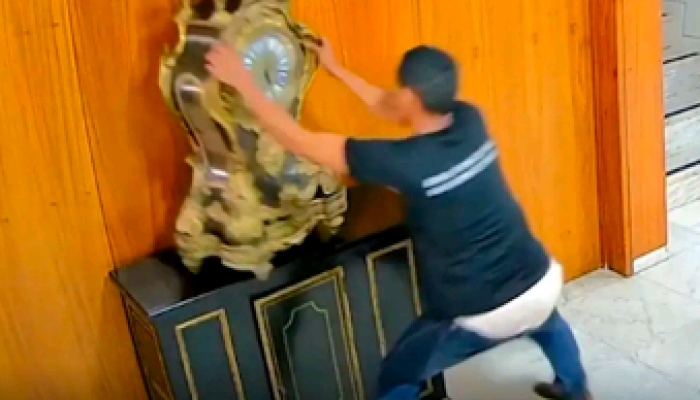 Justiça solta homem que quebrou relógio histórico em atos golpistas