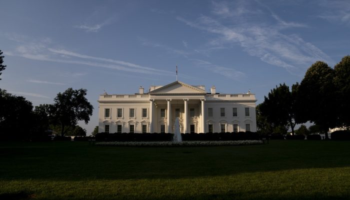 Alta da nova tarifa para 15% intensifica pressão de Trump | Assis Moreira