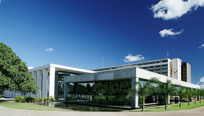 Serviço de limpeza do DF é condenado por morte após árvore cair