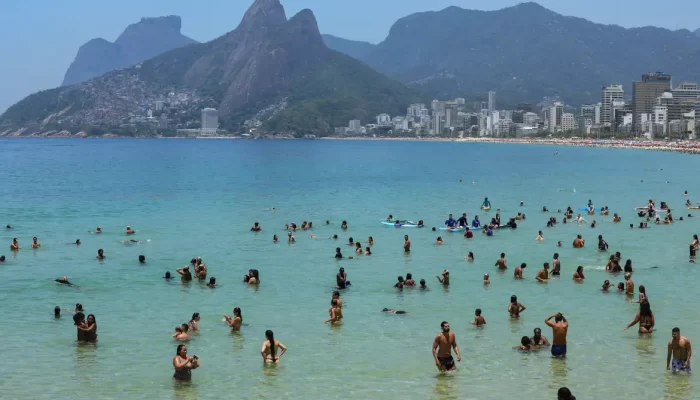 Corpo de piloto do avião que caiu em Copacabana é resgatado