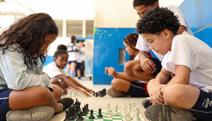 MEC fará pesquisa sobre impacto da restrição de celular nas escolas