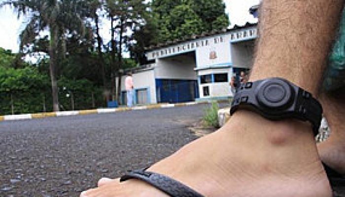 Câmara aprova projeto para condenado pagar por tornozeleira