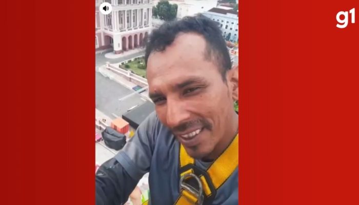 1 de 2Trabalhador morre após guindaste tombar na montagem da árvore de Natal em Manaus — Foto: Divulgação