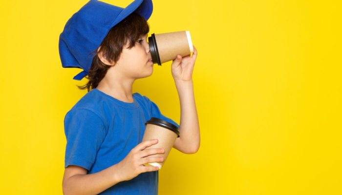 Seu filho consome cafeína? Conheça os efeitos desse hábito