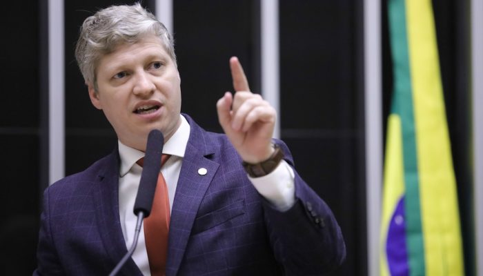Oposição pede ao STF que Lulinha use tornozeleira e tenha passaporte retido | Política