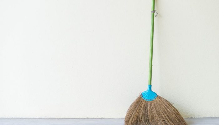 Aprenda 4 exercícios para fazer com um cabo de vassoura