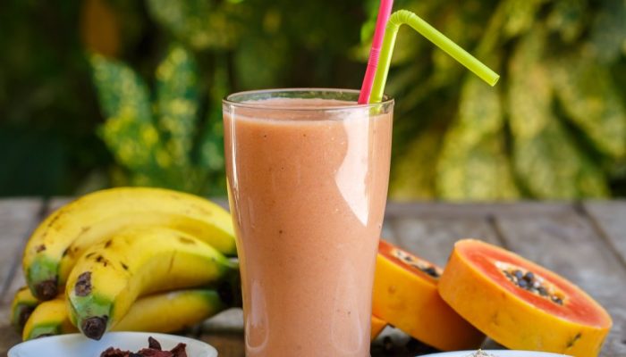 Vitamina de mamão: cuidados para não “anular” os benefícios da bebida