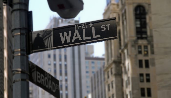 Bolsas de NY caem com aversão a riscos por guerra e terminam semana em queda