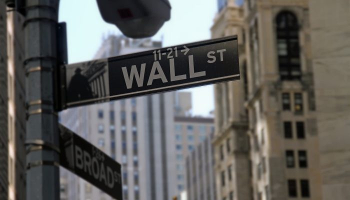 Bolsas de NY sobem em dia de baixa liquidez e com política comercial no foco | Finanças