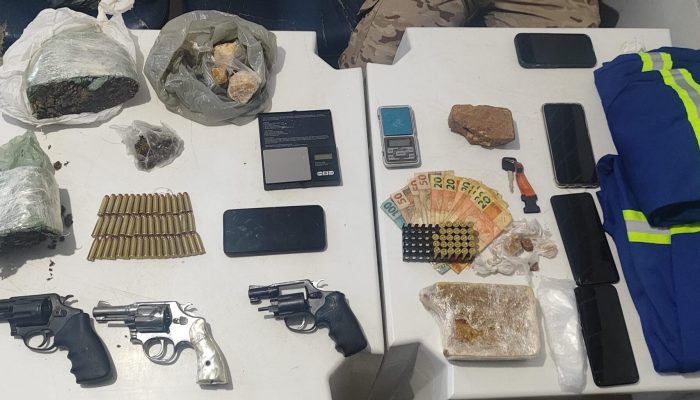 1 de 1Durante a ação policial, foram apreendidos 03 revólveres; 74 munições; 974g de maconha; 1,2 kg de crack; 02 balanças de precisão; 05 aparelhos celulares; 01 motocicleta (com restrição de roubo); 380 reais em cédulas; Uniformes de empresas prestadoras de serviços. — Foto: Ascom/PMPE