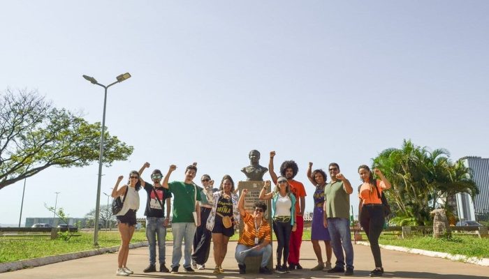 1 de 1Grupo com a guia de turismo na Praça Zumbi dos Palmares — Foto: Divulgação