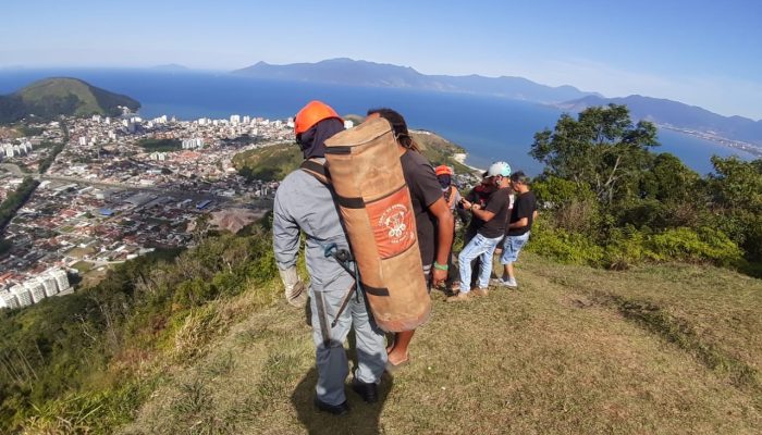 1 de 2Piloto de asa-delta morre após queda no Morro Santo Antônio, em Caraguatatuba — Foto: Divulgação/Corpo de Bombeiros de Caraguatatuba