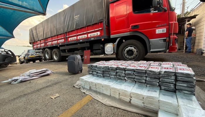 1 de 2Motorista é preso com 400 kg de cocaína escondidos em caminhão na SP-310 — Foto: Polícia Federal