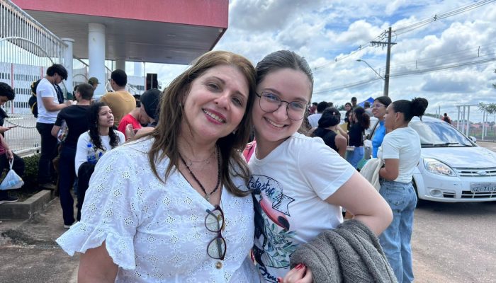 1 de 2Enem 2025 - Domingo (16) - Rio Branco (AC) - Maria Vanderleia e Sarah Girardi, mãe e filha, fazem prova na mesma sala — Foto: Jhenyfer de Souza/g1 AC