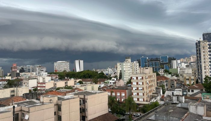 1 de 1Nuvem enorme avança sobre Porto Alegre antes de temporal — Foto: Giulia Valduga/Arquivo pessoal