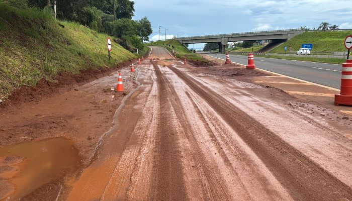 1 de 4Alça de acesso à Rodovia do Açúcar em Piracicaba é tomada por lama após deslizamento de terra — Foto: Edijan Del Santo/EPTV