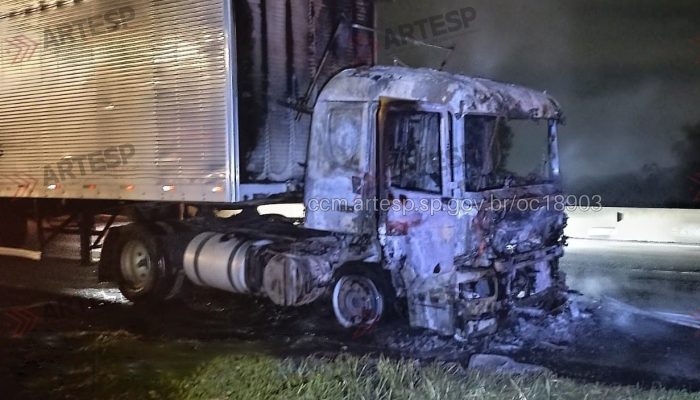 1 de 2Carreta fica destruída após pegar fogo na rodovia Dom Pedro I, em Atibaia — Foto: Divulgação/Artesp