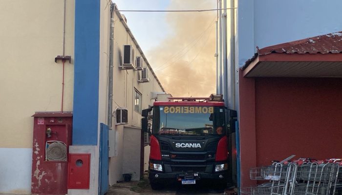 1 de 1Bombeiros combatem incêndio em shopping de Tangará da Serra (MT) — Foto: Corpo de Bombeiros