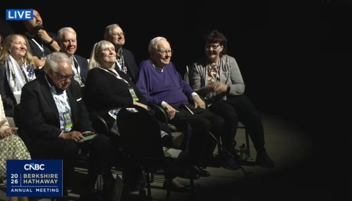 Buffett participa de abertura da reunião da Berkshire Hathaway, elogia sucessor e pede aplausos para Tim Cook, da Apple | Finanças