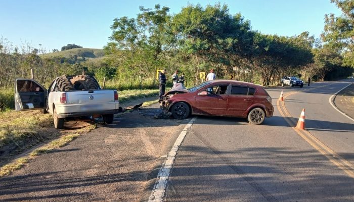 1 de 2Carros colidiram de frente na Rodovia Benedito Oliveira Vaz (SP-141) em Cesário Lange (SP) — Foto: Defesa Civil de Cesário Lange