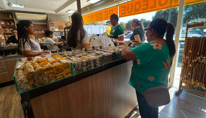 1 de 6Pé de moleque cresce, se moderniza e preserva tradição de mais de 90 anos em Piranguinho — Foto: Paloma Simonetti